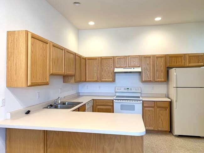 Building Photo - Spacious 3 Bedroom Townhome- Convenient Access to the Front Range