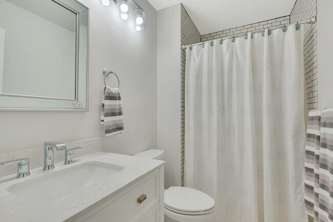Building Photo - 2555 Youngs Ave