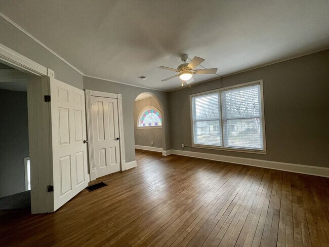 Building Photo - Huge 5-bed 2-bath house with 3rd level family room. Avail July 1 2026