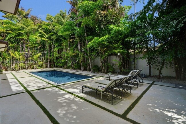 Building Photo - 5735 N Bay Rd