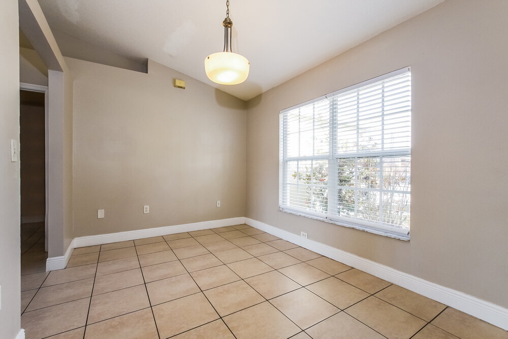 Building Photo - 870 Jarnac Dr