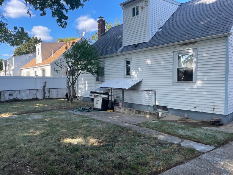 Building Photo - 976 Jerusalem Ave