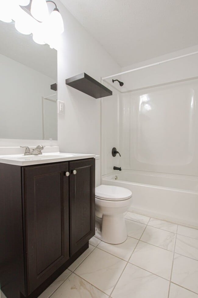 Building Photo - 219 Hallbrook Dr
