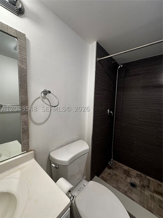 Building Photo - 3475 N Country Club Dr