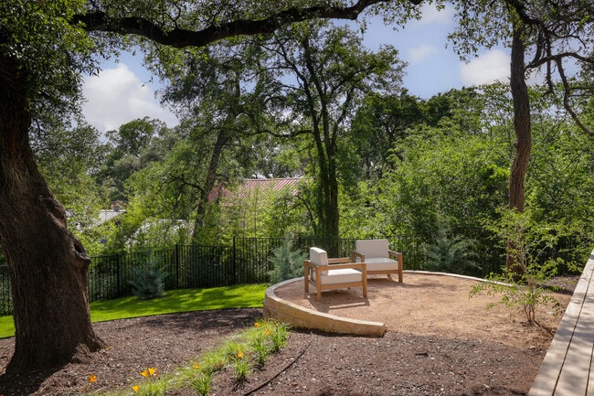 Building Photo - 2106 Matthews Dr