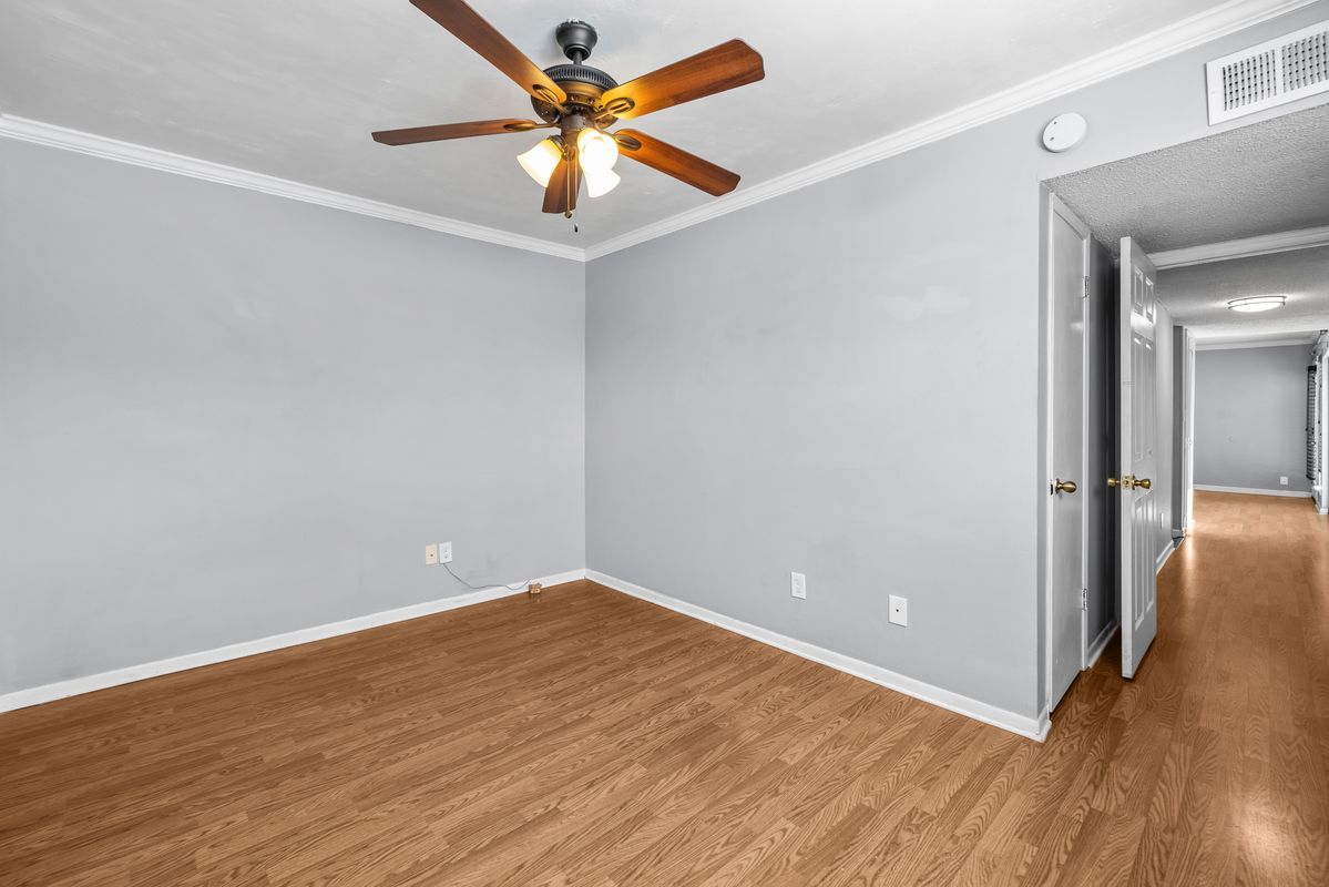 Building Photo - 3350 Altamont Rd S