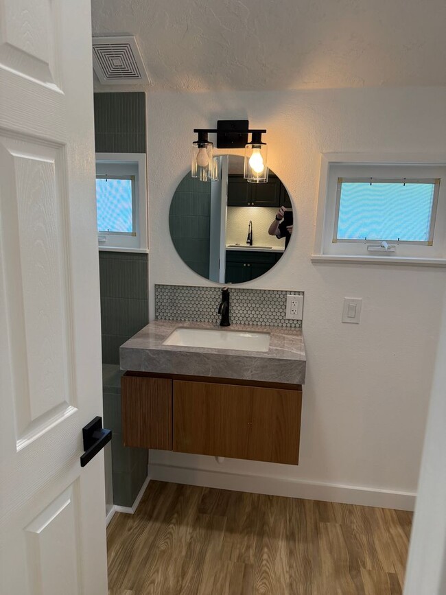 Building Photo - Luxury 1 bedroom 1 bath duplex in a great neighborhood!