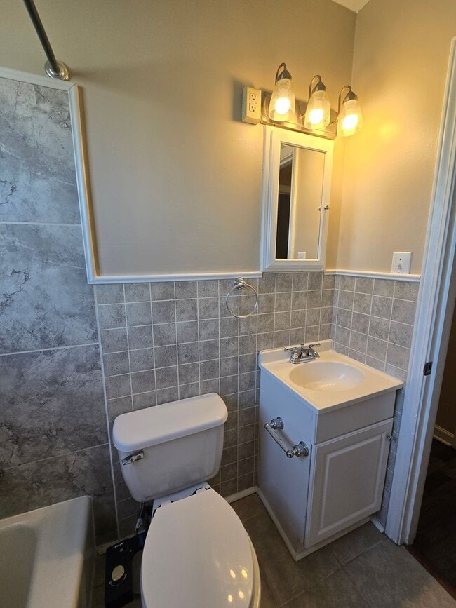 Building Photo - Charming 3 Bedrooms, 2 Full Bathroom Home!...