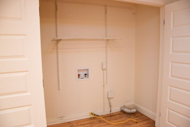 Building Photo - Center (267) North