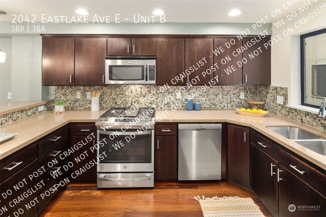 Building Photo - Large Eastlake Townhouse - 3bed 2.5 bath