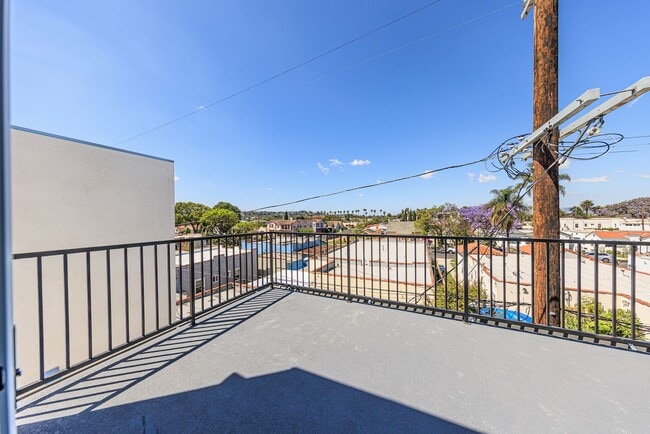 Building Photo - 2847 S Victoria Ave