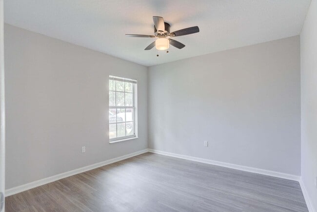 Building Photo - 9242 Roan Ln
