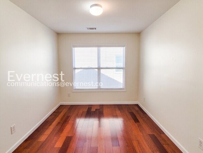 Building Photo - 3 Bed/2.5 Bath Townhome with Modern Amenities / Coming Soon!