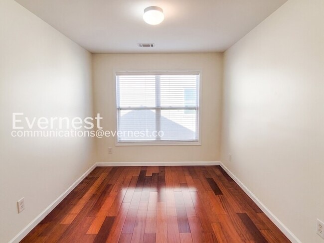 Building Photo - 3 Bed/2.5 Bath Townhome with Modern Amenities