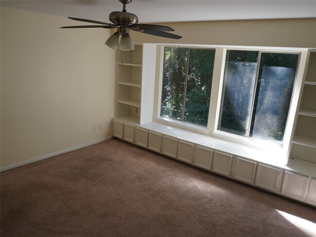 Building Photo - 31 N Lakeridge Cir