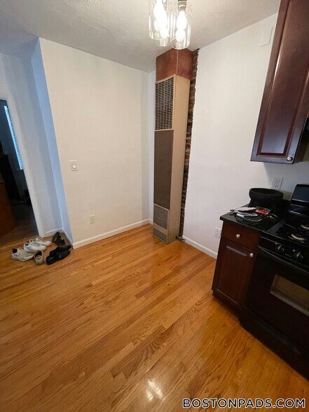 Building Photo - 145 Endicott St