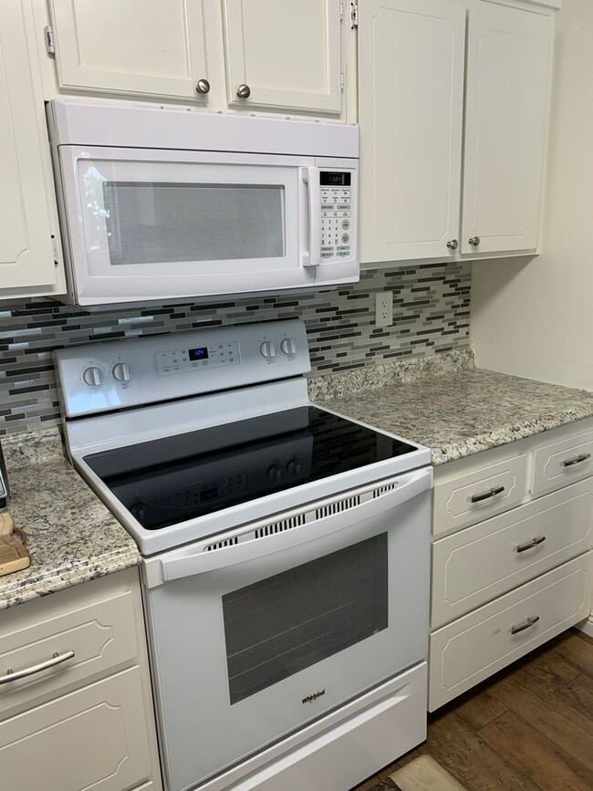 Building Photo - COMING SOON! Beautiful 2 Bedroom, 2 Bath i...