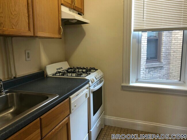 Primary Photo - 352 Riverway