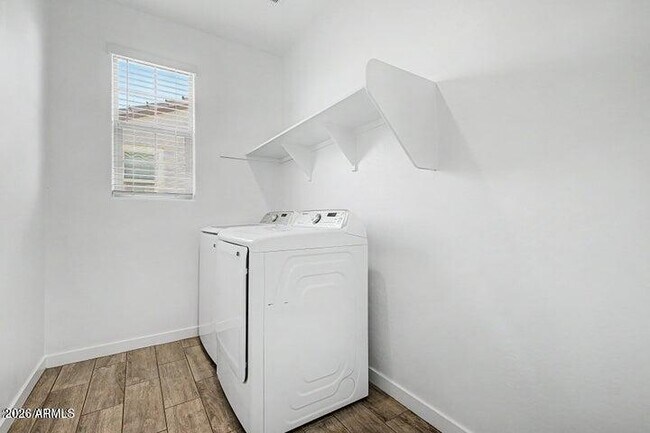 Building Photo - 670 S Owl Dr