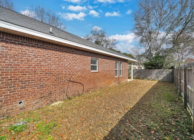 Building Photo - AVAILABLE NOV IN MARY ESTHER!