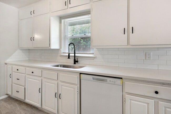 Building Photo - 730 N College St