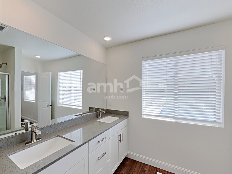 Building Photo - 2411 E Buckskin Way