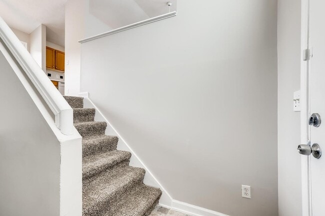 Building Photo - Gorgeous Split-Level 2 Story Home New Paint