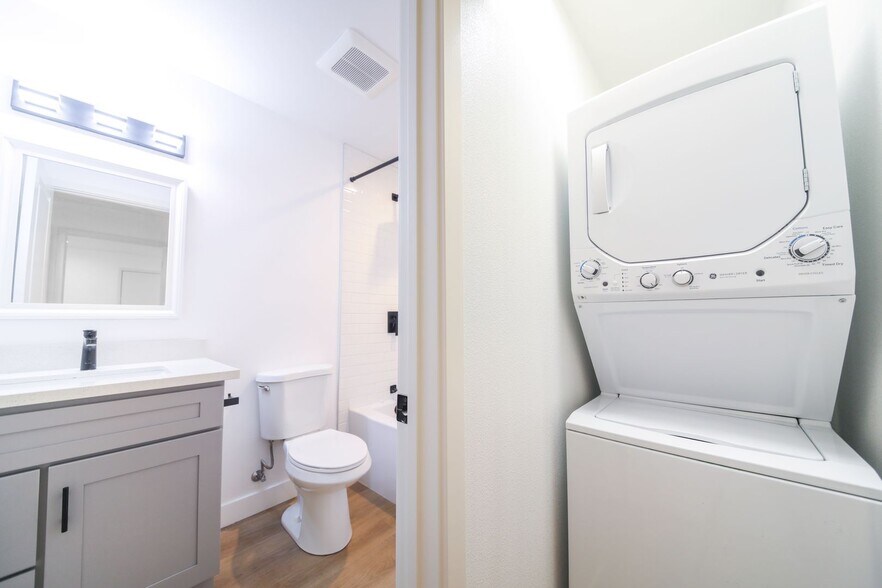 Building Photo - 1655 W Malvern Ave