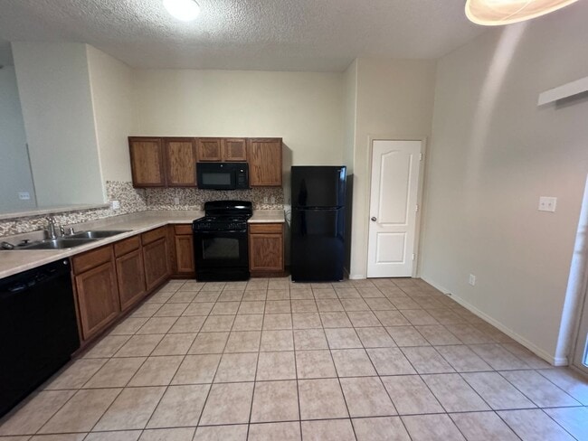 Building Photo - 3 bed 2 bath 1400 sq ft home