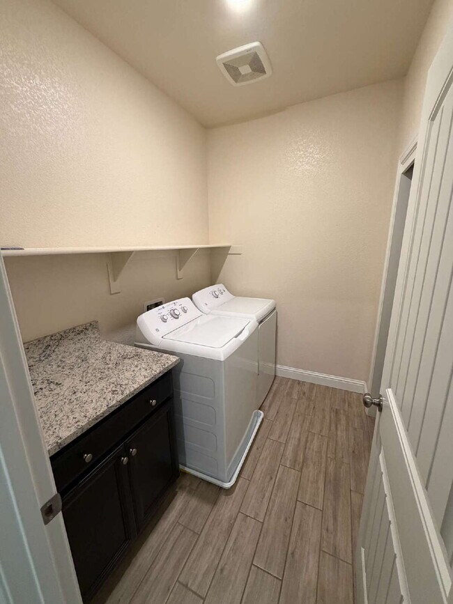 Building Photo - 2494 Valdes Dr