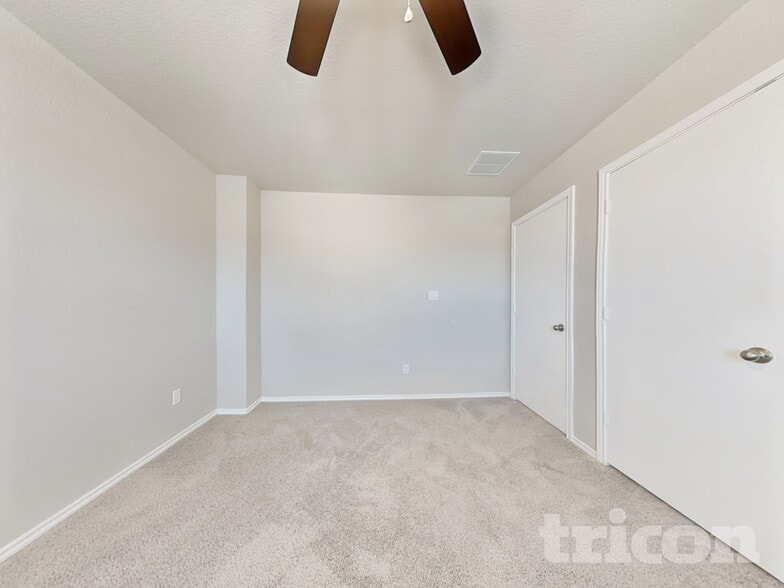 Building Photo - 5124 Saddle Clb Dr