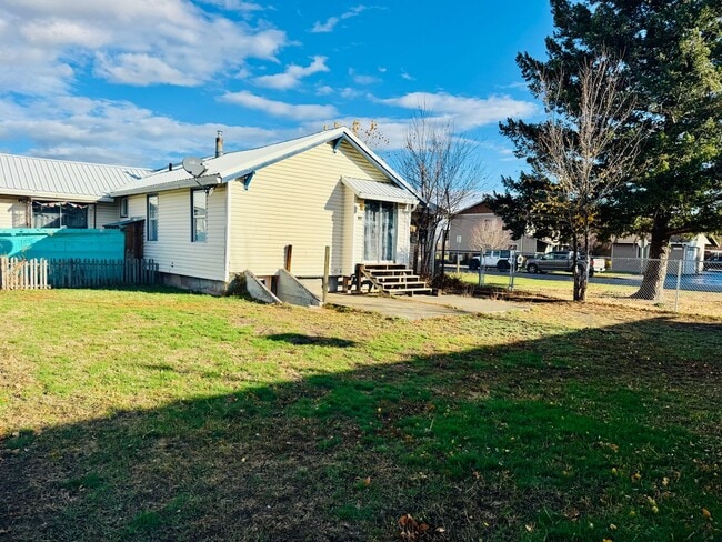 Building Photo - 210 18th St