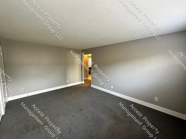 Building Photo - SE Side Updated One Bedroom Unit