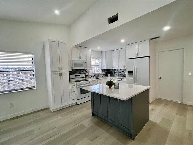 Building Photo - 8867 SW 16th St