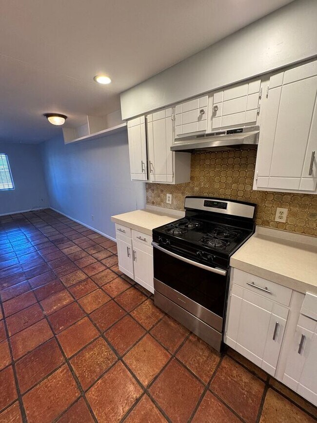 Building Photo - 3208 E Almartin St