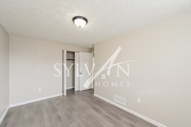 Building Photo - Lovely 3 level townhome in Essex!