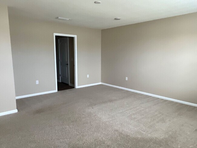 Building Photo - Spacious Modern Home in a Quiet Community!