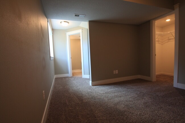 Building Photo - 426 Sunflower Dr