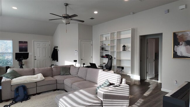 Building Photo - 5659 Sabbia Dr