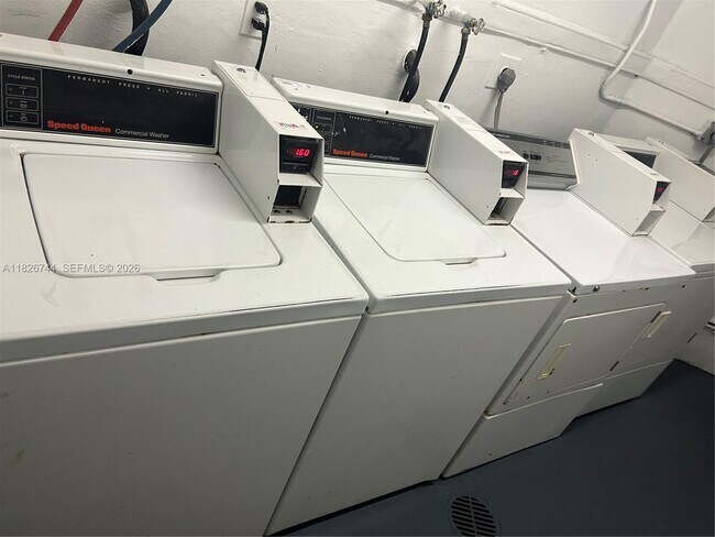 Building Photo - 213 Lake Pointe Dr