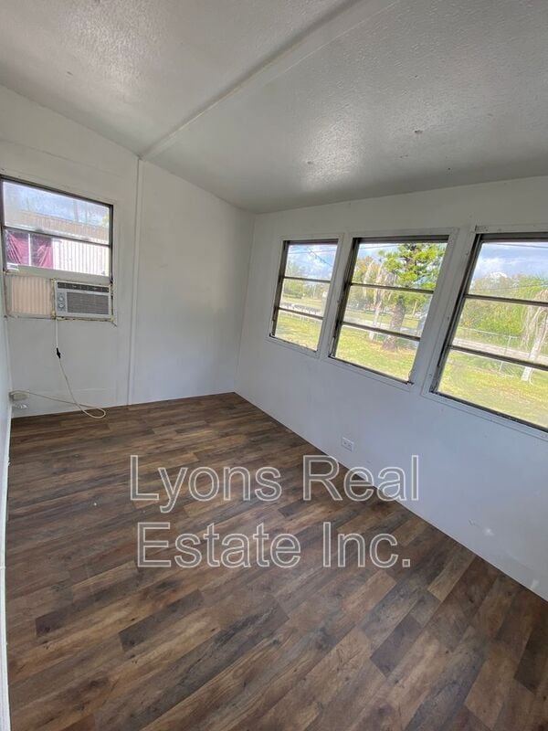 Building Photo - 4900 Tice St