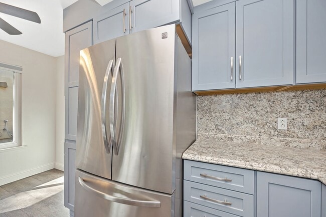 Building Photo - Beautifully Updated 2 Story Unit