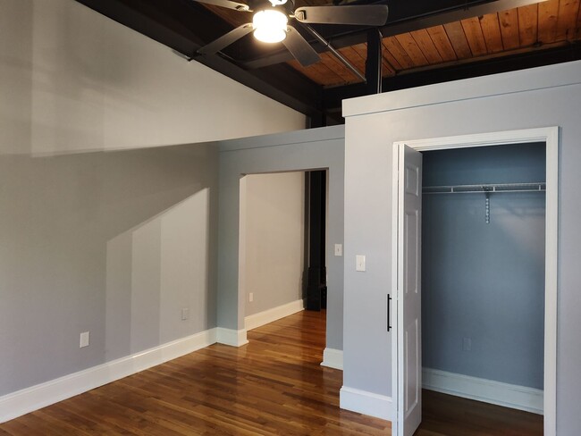 Building Photo - Luxury studio located in Factory South!