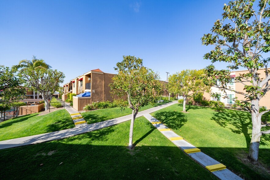 Building Photo - 1440 Oak Dr