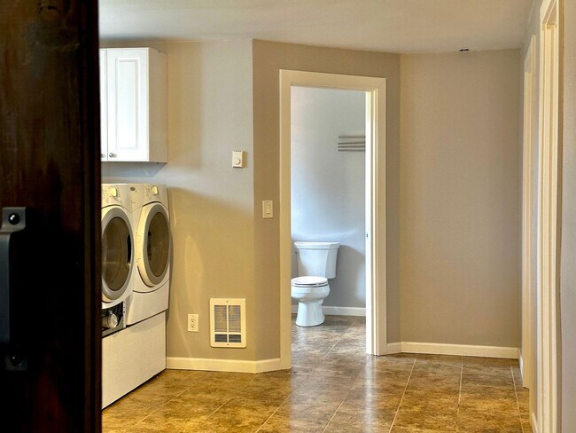 Building Photo - Rare Kent Gem, 3 BR | 3 BA | 2 DEN | 0.41 ...