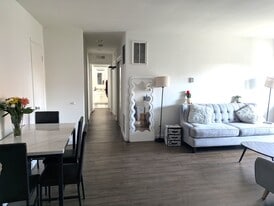 Building Photo - 1533 Hi Point St