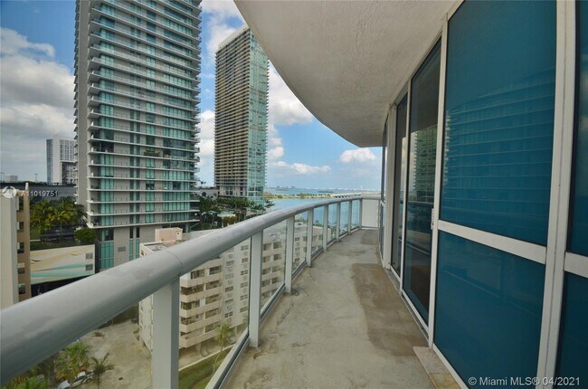 Building Photo - 480 NE 30th St