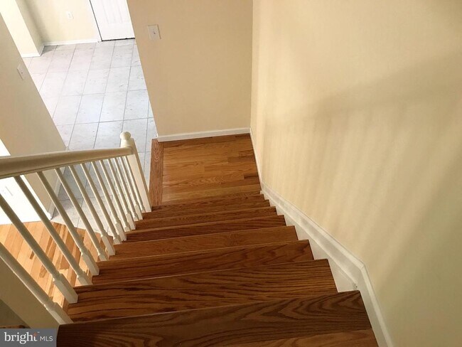 Building Photo - 12 Manor Dr