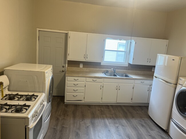 Building Photo - 212 W 5th St