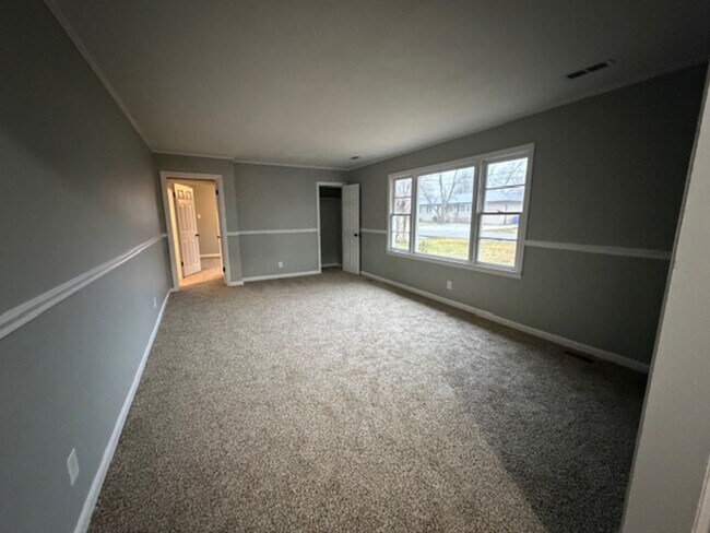 Building Photo - 3 Bedroom 2 Bath house with additional passthrough bedroom/ office